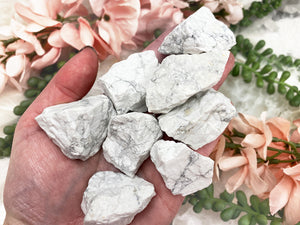 WHITE HOWLITE