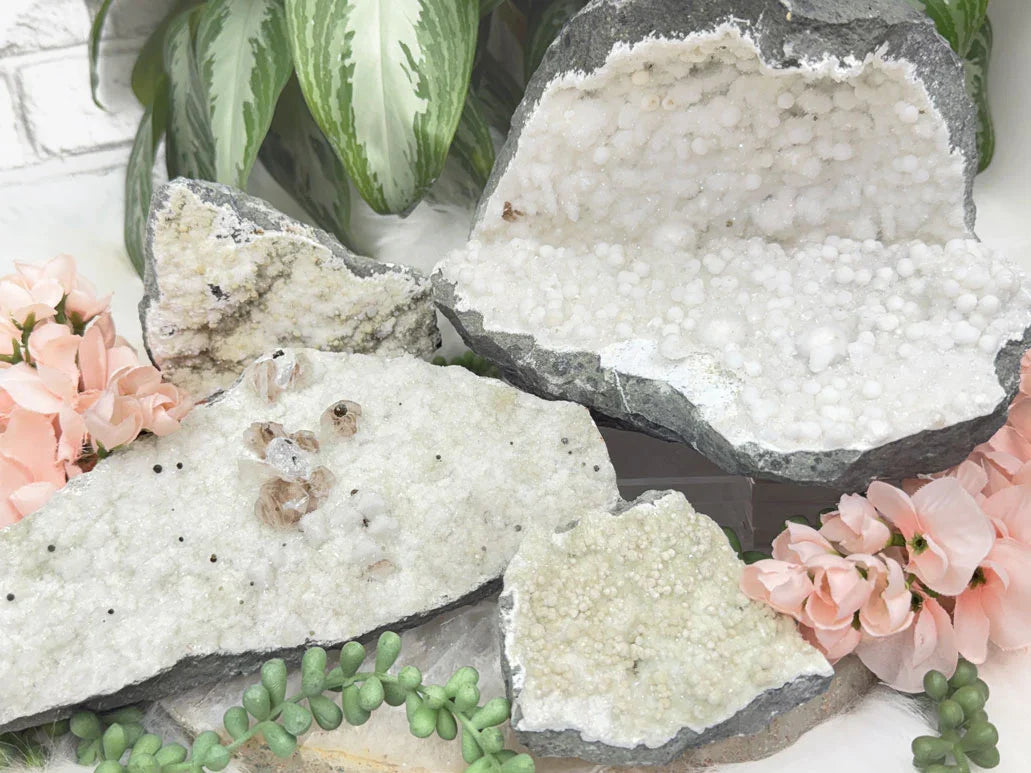 Okenite, Gyrolite, & Chalcedony Specimens From India – Contempo