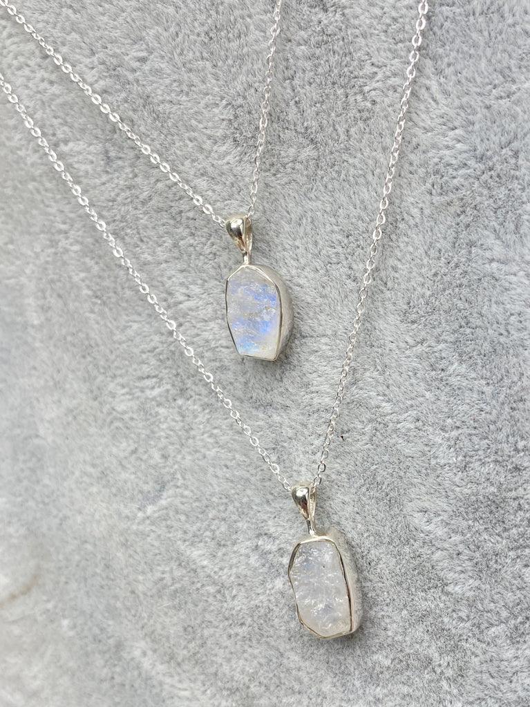close-up-moonstone-pendant-necklace