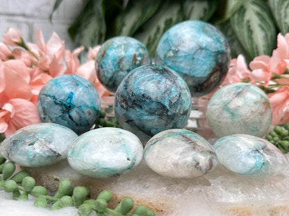chrysocolla-in-quartz-spheres-from-peru