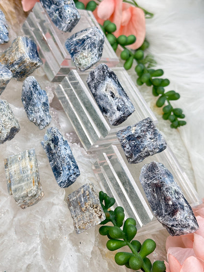 small-blue-kyanite-pieces