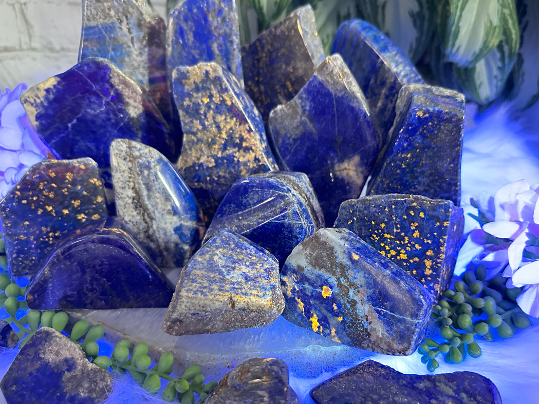 semi-polished-lapis-under-uv-light