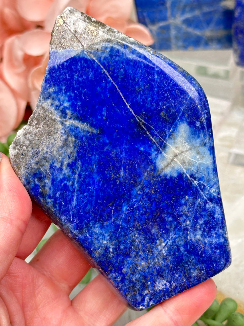 semi-polished-lapis-under-uv-light