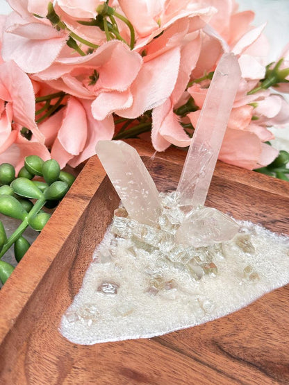    crystal-tray-with-quartz