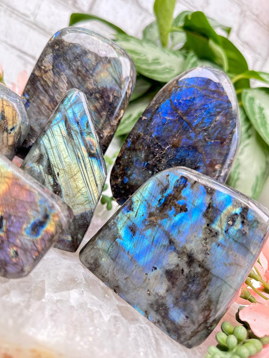 labradorite-with-blue-colored-flashes