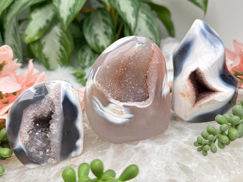 orca-agate-with-crystal-pockets