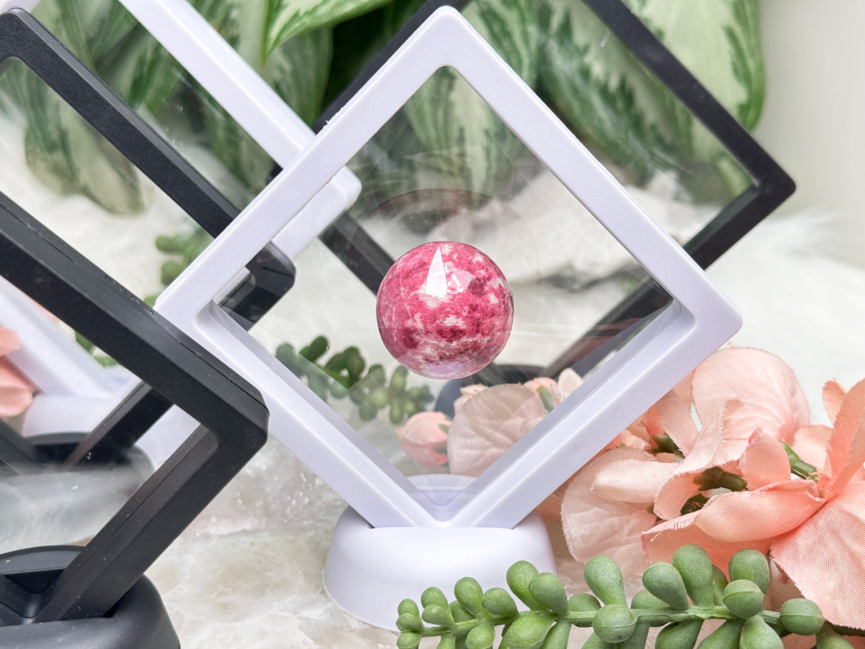 stretch-plastic-crystal-stand