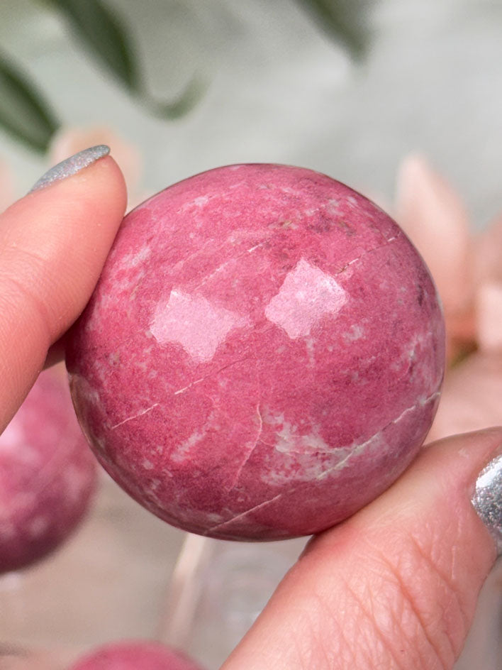 thulite-sphere_80007967-fe25-495f-bb02-4d6065097fae