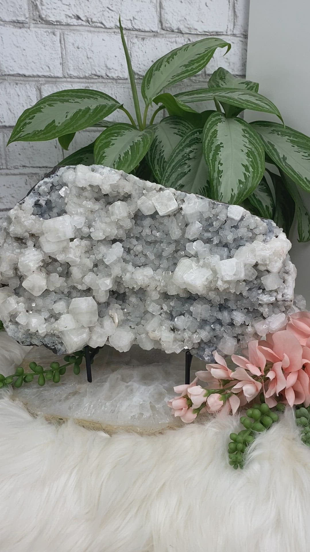 Large-Gray-Chalcedony-White-Apophyllite-video