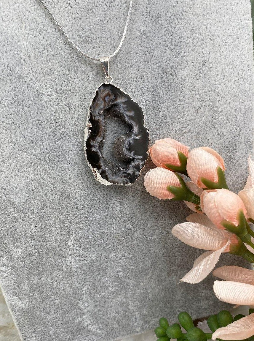 Black-Occo-Geode-Necklace-Silver-Plating