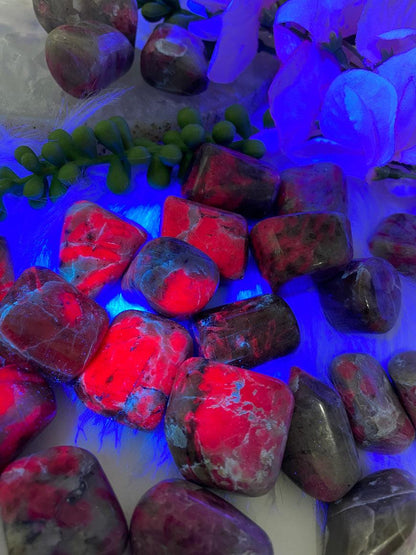 Tumbled-Feldspar-Rubies-Glowin-UV-Light