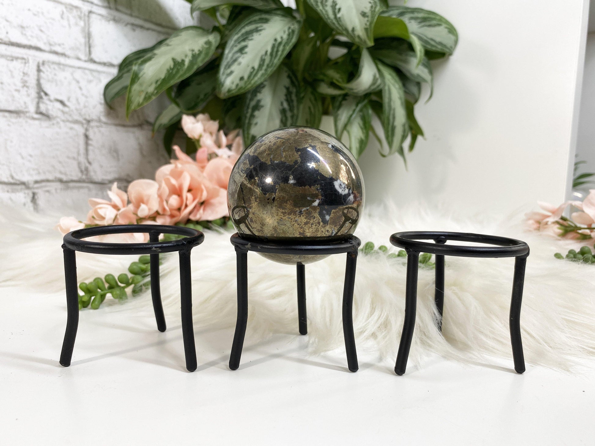 These simple black metal sphere stands are perfect for holding your favorite spheres or eggs. 