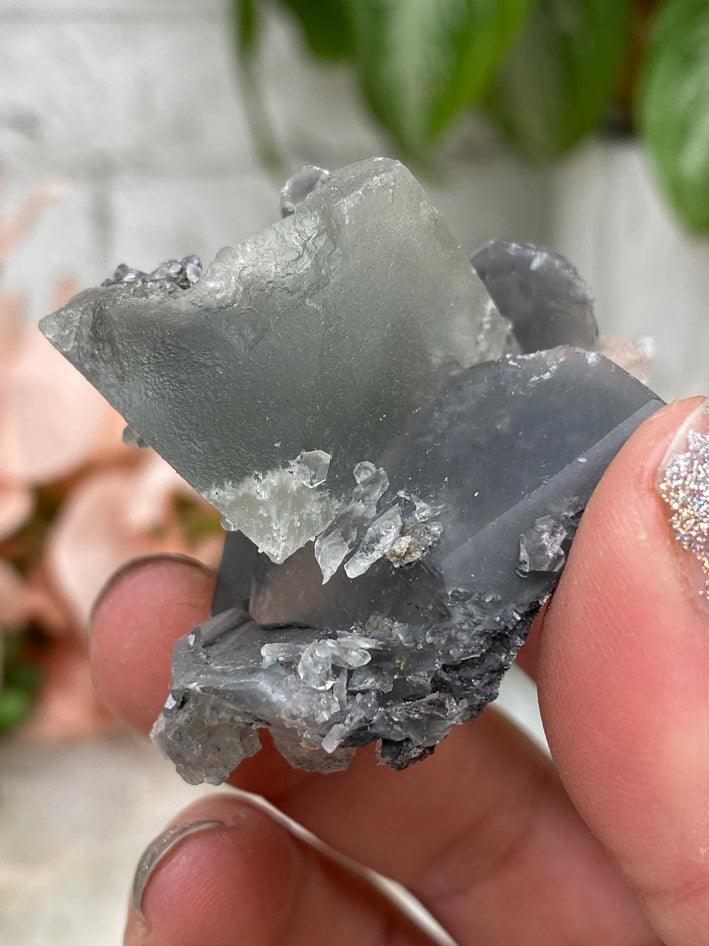 gray-calcite-on-green-fluorite
