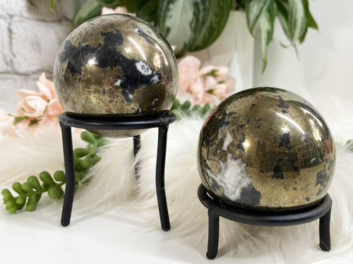 These simple black metal sphere stands are perfect for holding your favorite spheres or eggs. 