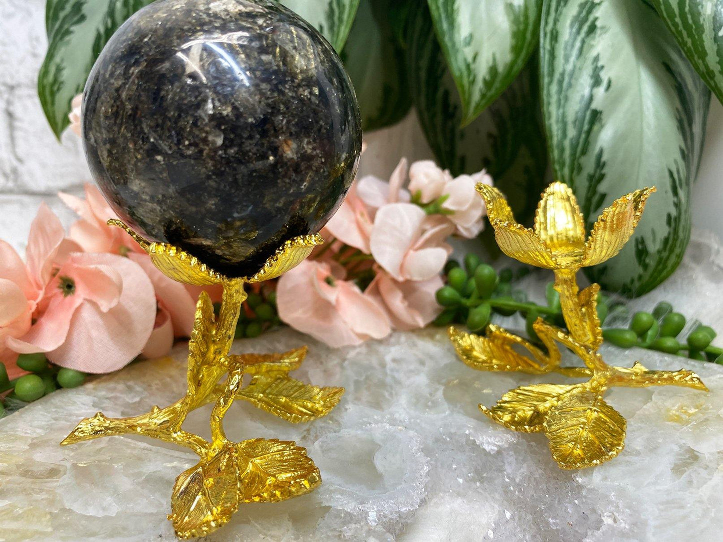 Metal-Flower-Leaf-Sphere-Stand-with-Black-Mica-Stone-Ball