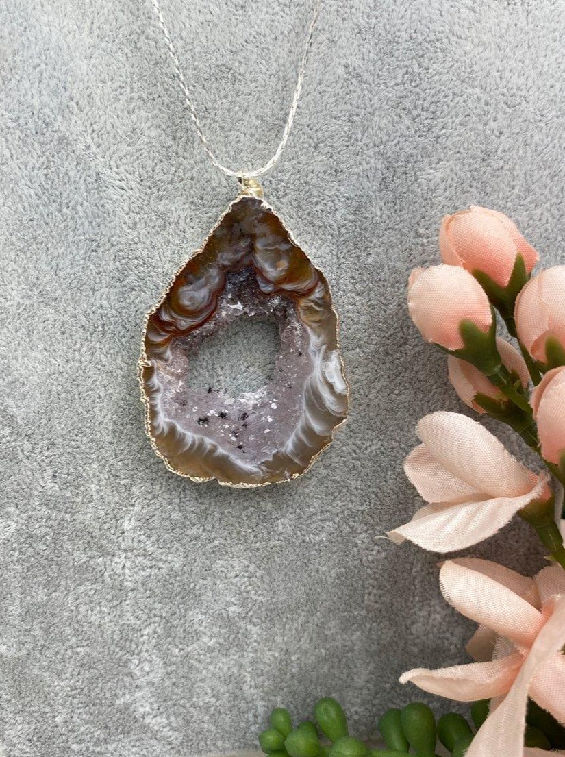 Geode Onyx eroded store and Silver necklace