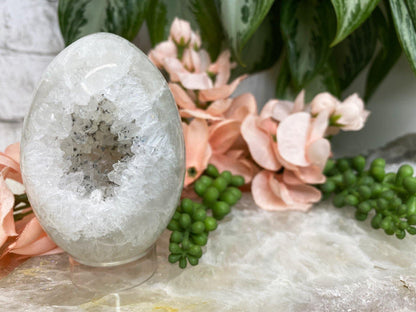 Quartz-Agate-Crystal-Egg-Carving-with-Goethite-Center