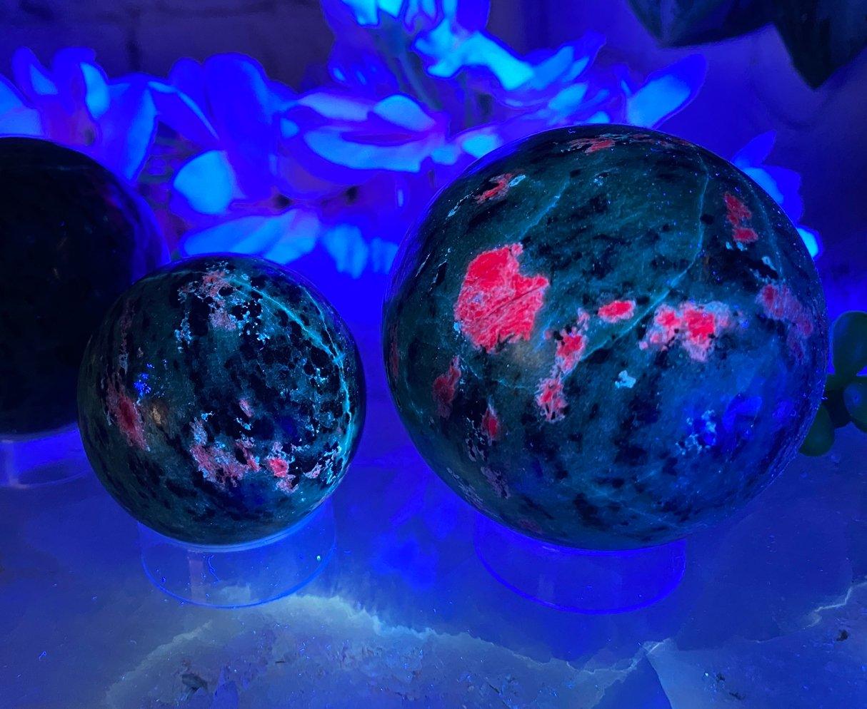    UV-REactive-Ruby-Zoisite-Crystal-Spheres-Under-Ultraviolet-Light