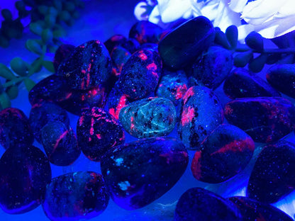 UV-Reactive-Tumbled-Ruby-with-Zoisite