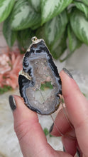 Load image into Gallery: Contempo Crystals - Occo-Geode-Agate-Slice-Necklace-Video - Image 2