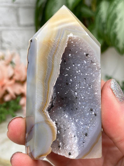 druzy-gray-yellow-banded-agate-point
