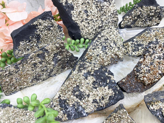 gold-pyrite-black-basalt