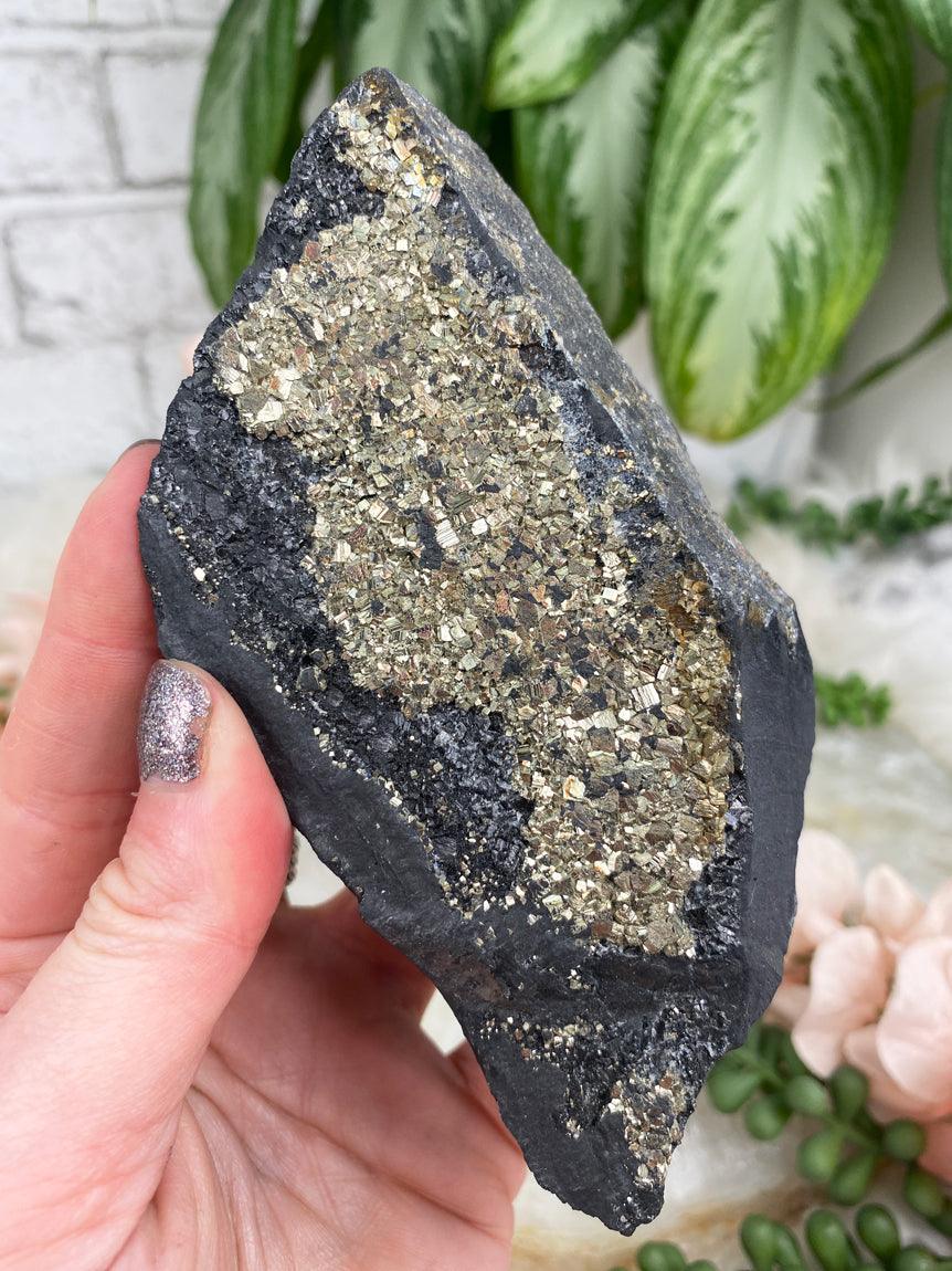 gold-pyrite-on-black-basalt