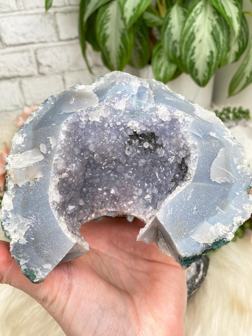 gray-amethyst-geode-slice