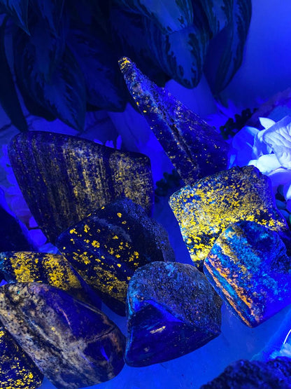 lapis-lazuli-under-UV-light