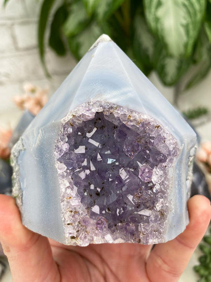 light-gray-agate-point-with-chunky-amethyst-face