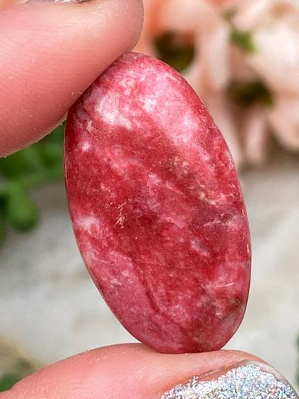 pink-thulite-cabochon