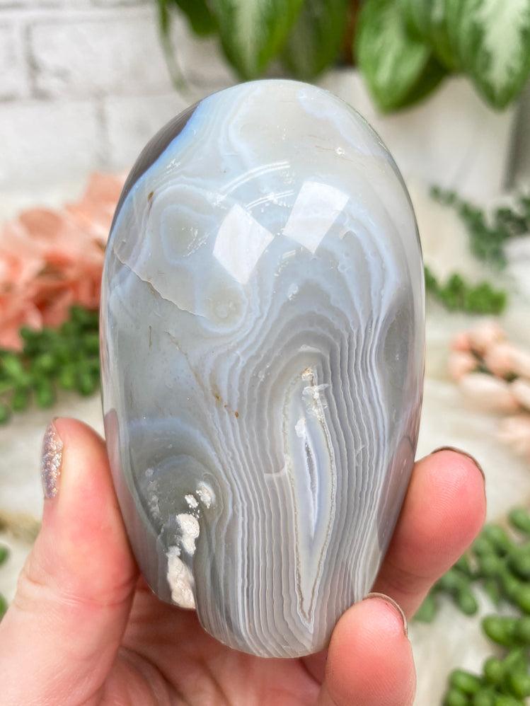    standing-gray-banded-agate