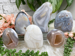 Contempo Crystals - standing-gray-white-banded-sardonyx-agate - Image 3