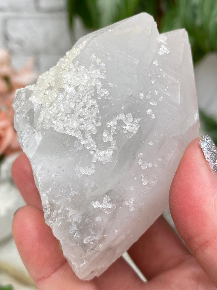 tiny-calcite-on-white-quartz-point